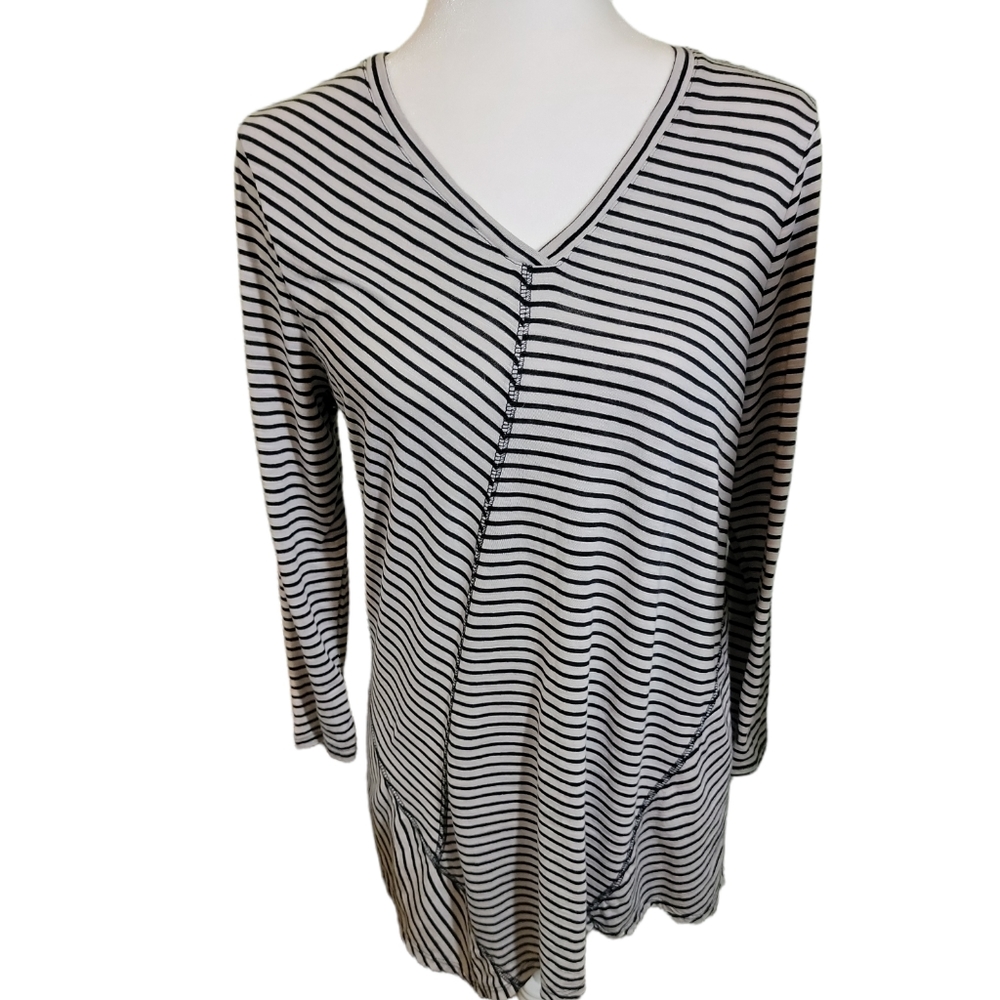 New Directions Top Womens Black Gray Striped Plunge VNeck 3/4 Sleeve Sharkbite